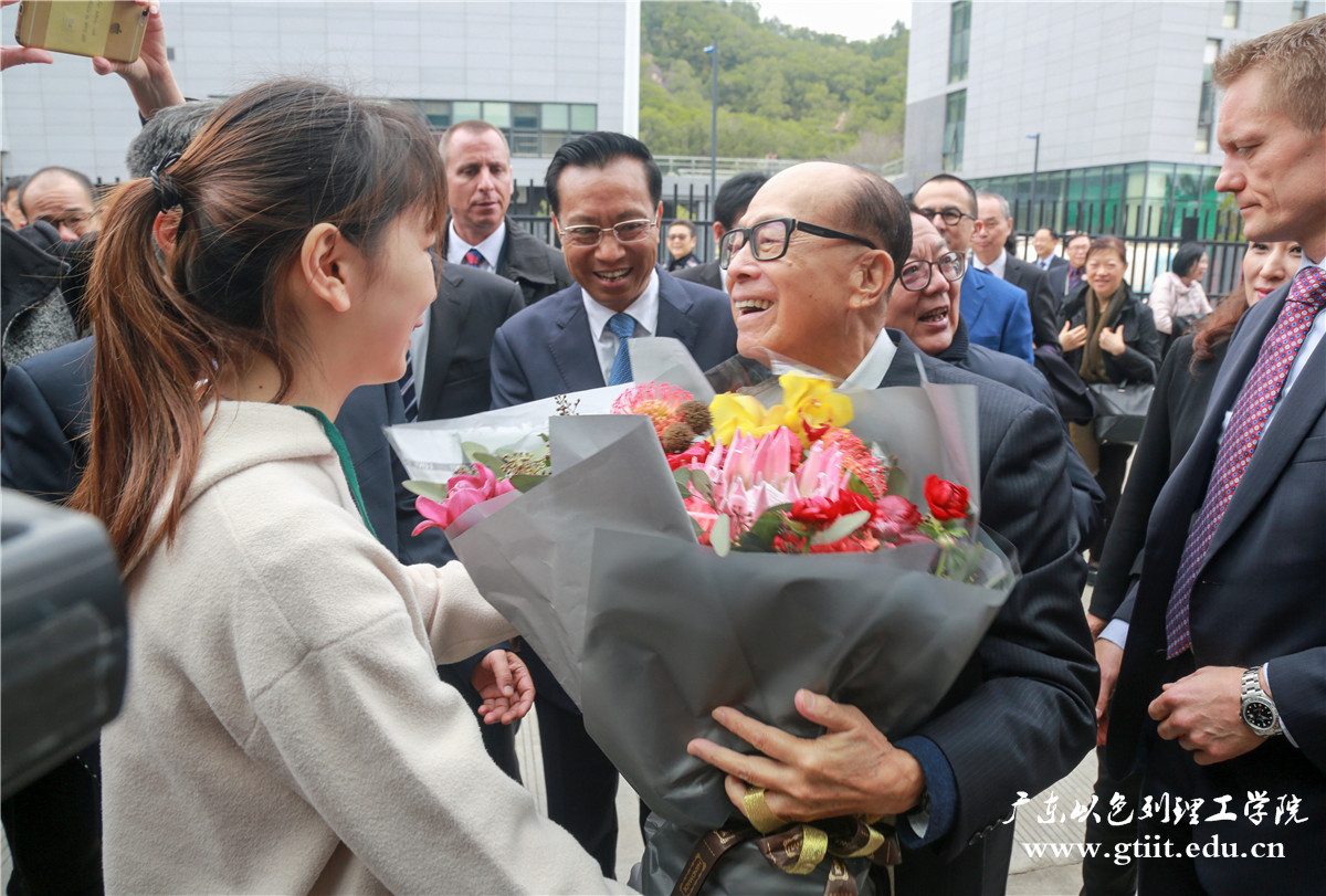 李嘉诚先生抵达广以受到了学生们的热烈欢迎。陈史摄。20171217_0030.jpg