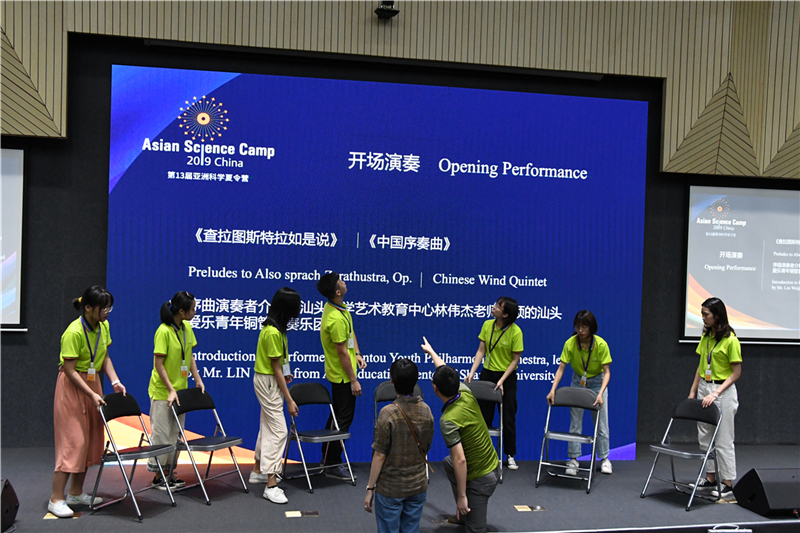开幕式志愿者为开场表演搬椅子2.JPG