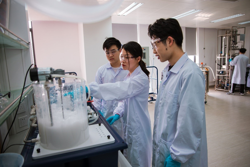 学生进行水处理实验_副本.jpg