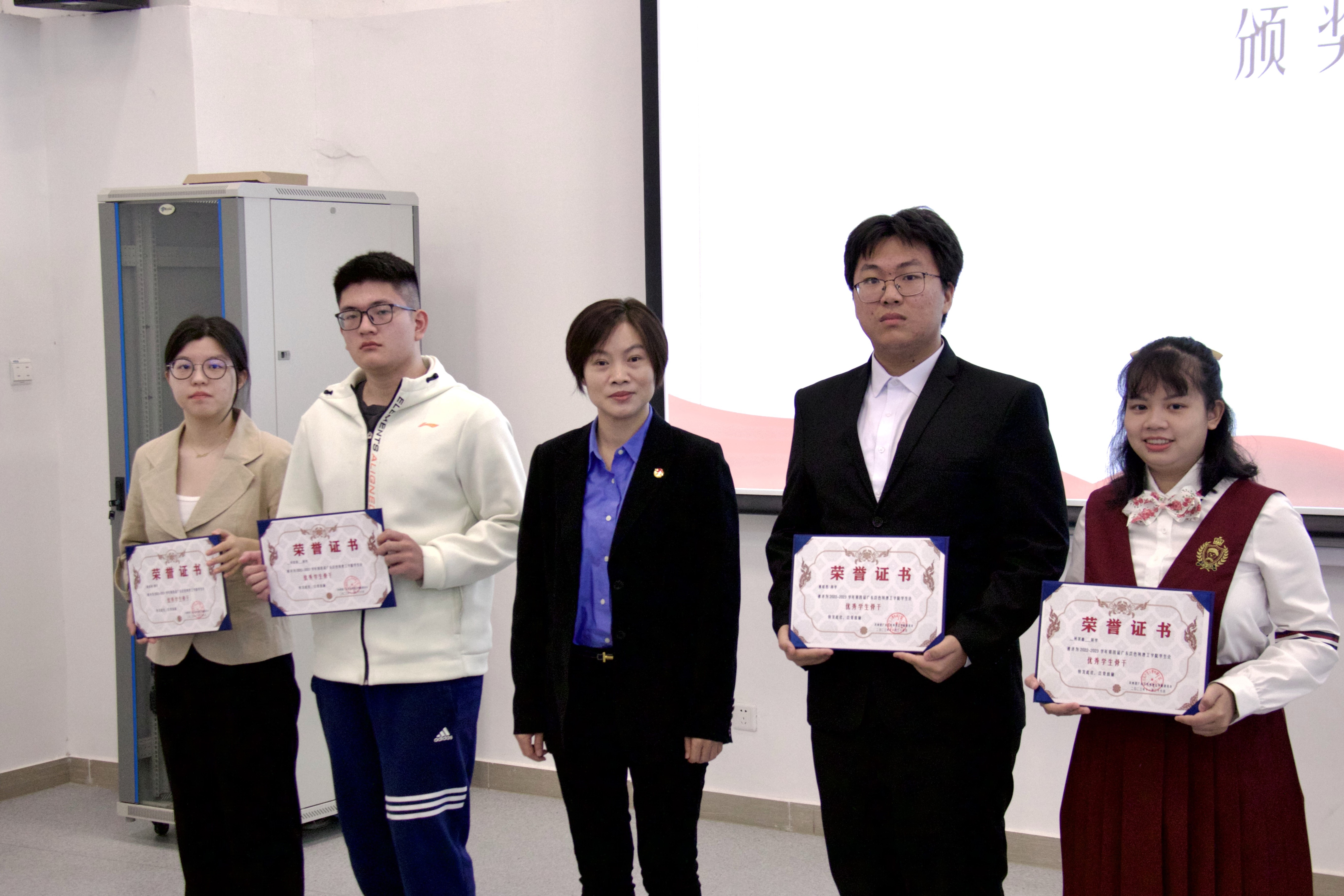 团委书记李敏为第五届学生会成员颁发 “优秀学生骨干”证书.jpeg